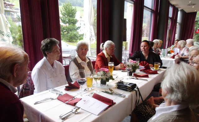 Die Mitglieder den Seniorenvereins St. Anton am Arlberg feierten mit den Jubilaren Geburtstag. | Foto: Seniorenverein St. Anton