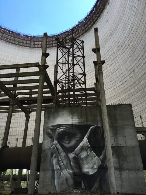 Im Inneren des Kühlturms von Block 5. Am Graffiti ein Liquidator, also einer jener Männer, die unter Einsatz ihres Lebens die Folgen der Reaktorkatastrophe zu beseitigen versuchten. | Foto: Christian Obermayr - EINFACHWERBEN