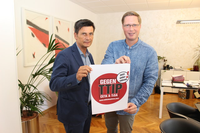 LT-Präs. Christian Illedits und SP-Bezirks-GF Thomas Hoffmann wollen mit voller Kraft gegen TTIP, CETA und TiSA ankämpfen. | Foto: SPÖ Bezirk