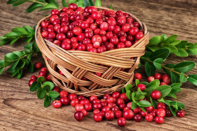 Preiselbeeren als Saft oder in Form von Tabletten oder Granulaten sind wegen ihres angenehmen Geschmacks beliebt. | Foto: anitasstudio - Fotolia.com