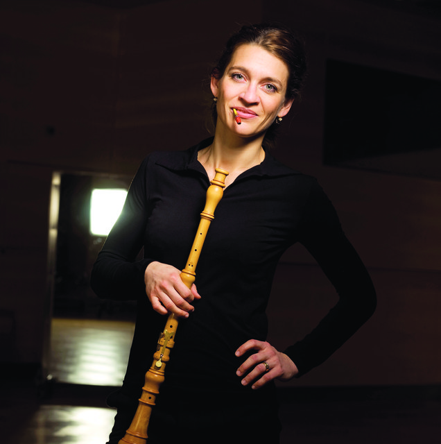 Julia Moretti tritt im salzlager auf.