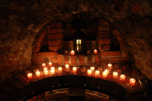 Kerzenlicht schafft eine mystische Stimmung in der Friedensgrotte