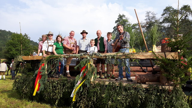 Gruppe Mock der FF Mooswald beim Erntedankfest in Fresach | Foto: KK/FF Mooswald