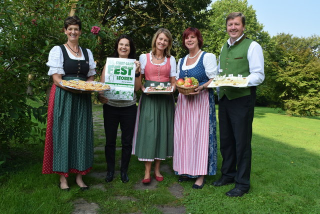 Bezirksbäuerin Ilse Wolfger, Stadtmarketing-Obfrau Bärbel Wacker, Maria Friedl vom GH Brücklwirt, Festorganisatorin Eva Maria Lipp und Kammerobmann Andreas Steinegger freuen sich beim Stadt-Land-Fest alles zeigen zu können, was die Region kulinarisch zu bieten hat.