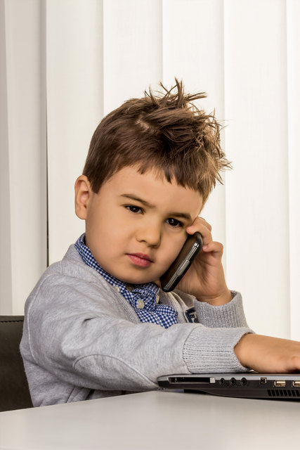 Spielend: Kinder können früh mit Smartphones umgehen.