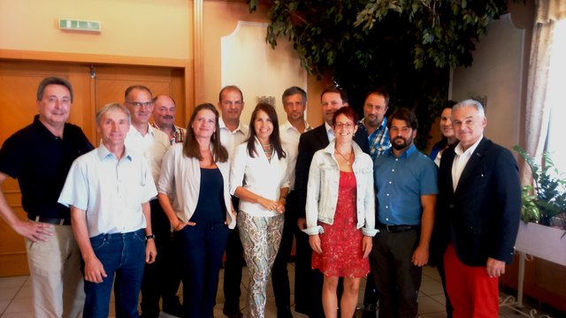 Margit Neubauer (5.vl.), Leiterin des Regionalbüros Römerland Carnuntum - Marchfeld, übernimmt die Projektleitun.g