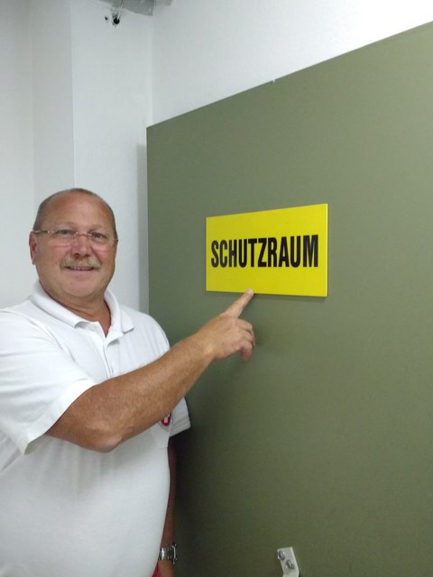 Toni Kladler, Obmann des Zivilschutzverbandes im Bezirk Baden. Eine 160 Kilo-Stahltür führt zum Samariterbund-Schutzraum.