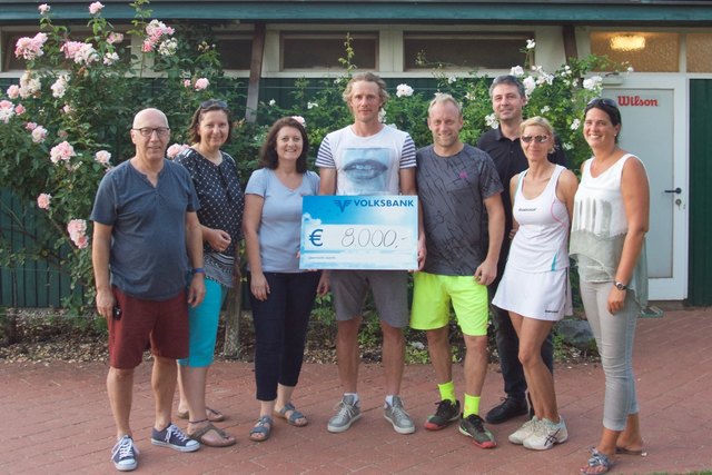(Von rechts): Claudia Sacher-Faltl & Beatrix Holzinger (Prakt. Ärztinnen, Krems), Bernd Ecker (Volksbank), Stefan Koubek, Anton Reithmayr, Birgit Gamper (MOKI), Elisabeth u. Heinz Posselt (beide Förderverein Palliative Care).