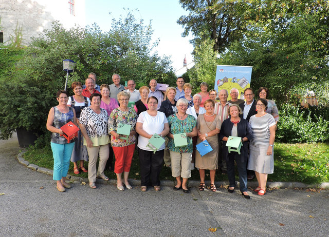 1. Reihe v.l.: Veronika Fasching, Christa Jager, Marianne Neuninger, Anna Huber, Elfriede Kurz, Christine Steindl, Angela Fichtinger, Elisabeth Wachter.
2. Reihe, v.l.: Regina Wurzer, Traude Mayer, Anna Weißensteiner, Christine Renz, Martha Höbarth, Alfred Höbarth, Robert Hafner.
3. Reihe, v.l.: Leopold Neuninger, Franz Kurz, Josef Rehberger, Karl Weißensteiner, Franz Mayer, Rupert Klein, Hermine Aigner, Maria Adensam, Elfi Bock, Werner Bock, Regine Nestler. | Foto: D. Maurer