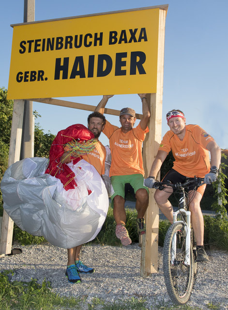 Mark Hofstetter, Patrik Emelin und Roman Stefan landeten mit Niels Verhoef auf Platz 99 beim Dolomitenmann. | Foto: zVg