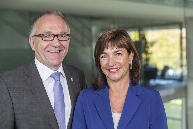 „Absolventen der FH Salzburg sind nachgefragte Fachkräfte“, berichten FH-GF Doris Walter und Raimund Ribitsch. | Foto: FH Salzburg/Kolarik