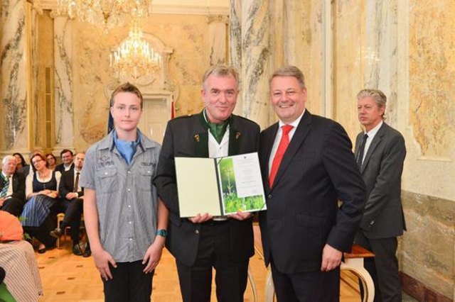 Sohn Paul und Karl Keplinger mit Bundesminster Andrä Rupprechter (v. l.). | Foto: Foto: BMLFUW