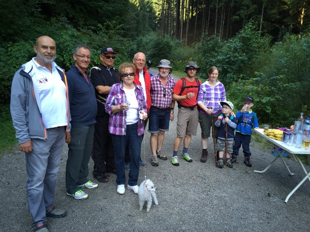 Hauptmann Thomas Wirth (li.), Bgm. Erich Ruetz (2.v.l.), Bat.-Kdt. Anton Pertl (5.v.l.) und viele große und kleine Wanderfreunde waren mit dabei! | Foto: privat