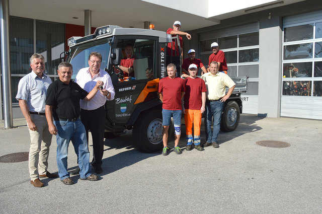 Amtsleiter Leo Jachs/, Alois Hattinger, Andreas Stockinger (v.l.), Bauabteilungsleiter Martin Hofinger (stehend, rechts) mit dem Team der Bauhofmitarbeiter und dem neuen Muli-Fahrzeug bei der offiziellen Schlüsselübergabe. | Foto: Foto: Marktgemeinde Thalheim