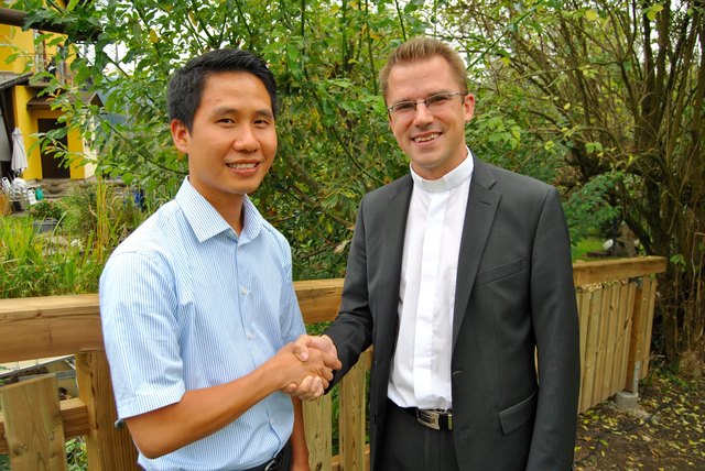Stadtpfarrer Andreas Monschein heißt Anton Nguyen in der Pfarre Kindberg herzlich willkommen.