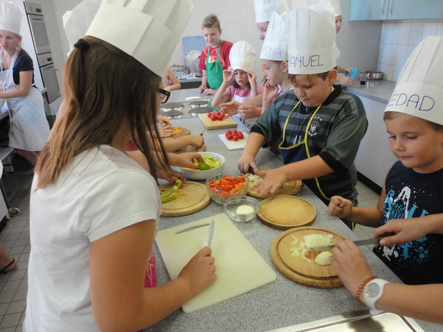 Bei der Ferienpassaktion lernten die Volksschüler wie man Pizza bäckt. | Foto: Landjugend Utzenaich