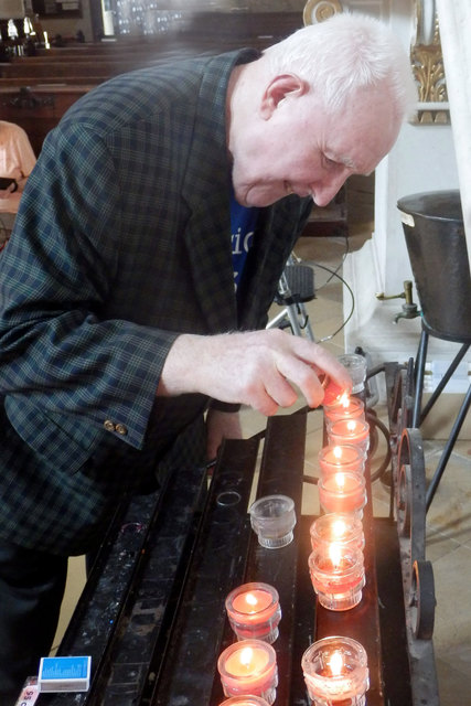 In der Basilika zündete auch Franz Ungersbeck eine Kerzen für die Liebsten an | Foto: SeneCura