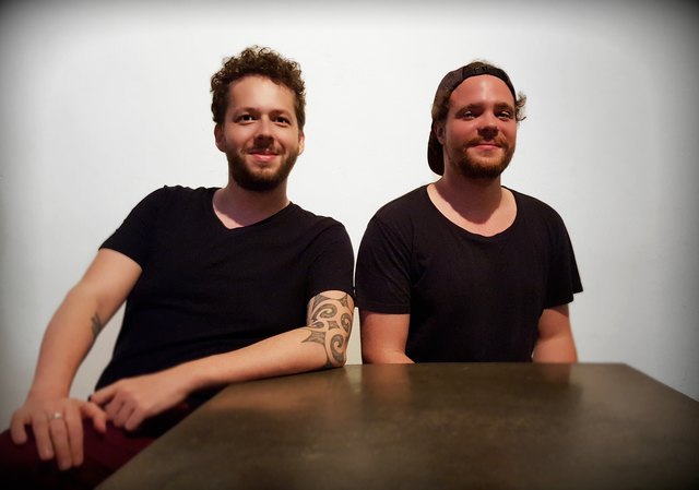 Henrik Szanto und Jonas Scheiner schreiben am liebsten sie im Prater, am Balkon oder im Zug.