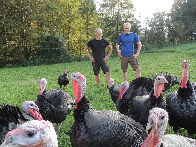 Daniel (rechts) und Christoph (links) Stückler vulgo Gruberkeusche betreiben mit Hilfe ihrer Eltern einen kleinen Familienbetrieb