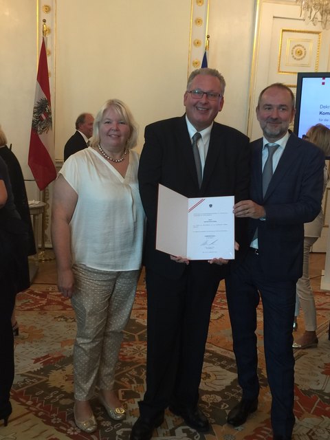 Elisabeth und Manfred Stallinger mit Kanzleramtsminister Thomas Drozda.