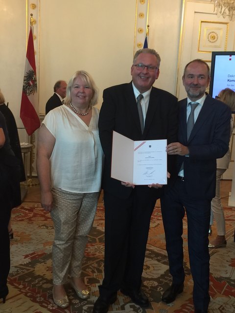 Elisabeth und Manfred Stallinger mit Kanzleramtsminister Thomas Drozda. | Foto: Foto: privat