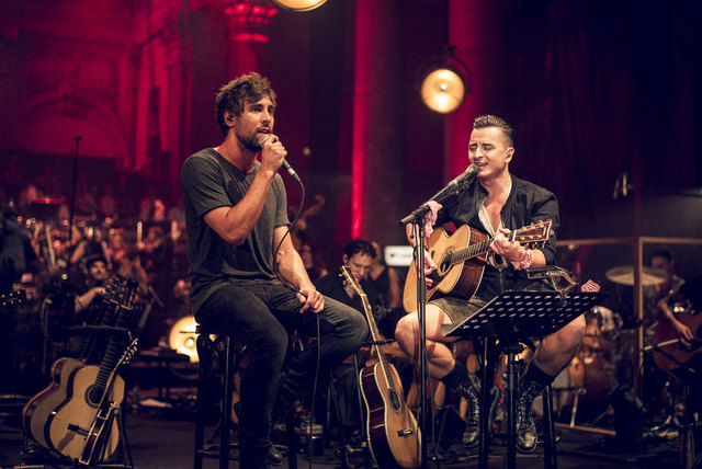 Sangen im Odeon Theater ein Duett: der deutsche Shootingstar Max Giesinger und Andreas Gabalier (r.). | Foto: Carsten Klick