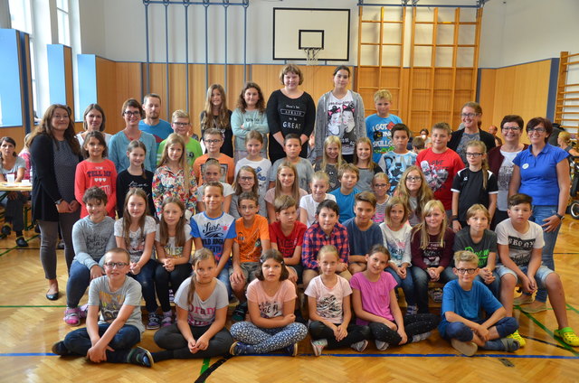 Gruppenfoto der Erstklassler mit ihren Klassenvorständen, Schulleiterin Dorothea Wolfesberger (re) und EV Obfrau Erika Ganglberger (ganz re)