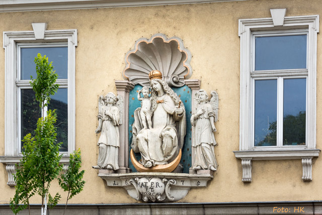 in der 2. Hälfte des 17. Jahrhunderts entstand diese Statue der Mondsichelmadonna