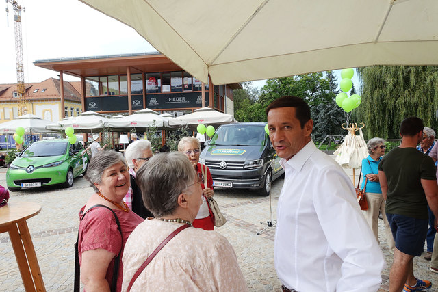 Bürgermeister Harlad Mulle informiert ineressierte Bürgerinnen.