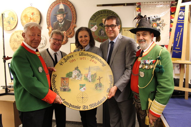 Ehrenmitglied Prof. Toni Höck malte die Ehrenscheibe (l.), hier mit GR Franz Hitzl, LR Patrizia Zoller-Frischauf, StR Franz Gruber, Hptm. Klaus Rott