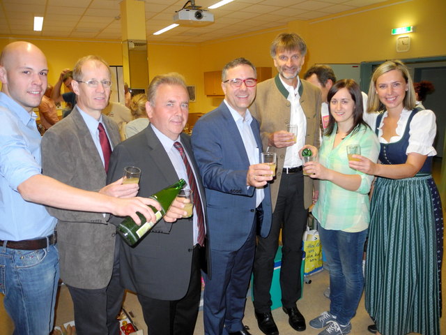 Bio geht auch bodenständig: Andreas Glaser (3.v.re.) und Silvia Neugschwandtner (re.) luden zum Bio-Aktionstag. Birgit Fuger und Patrick Döller servierten naturtrübe Säfte vom Biobauernhof.