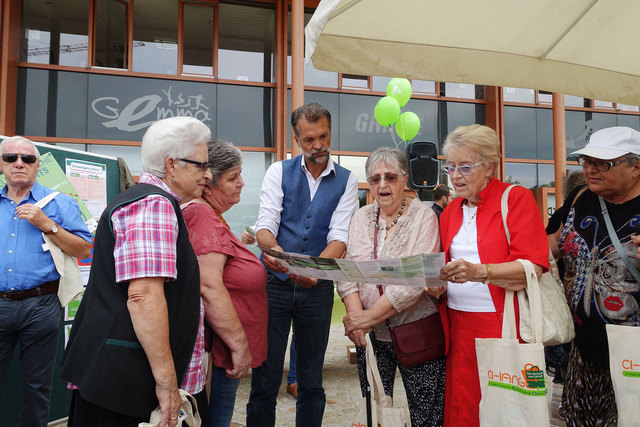 Gemeindevorstand Gerald Murlasits im Gespräch mit BürgerInnen.