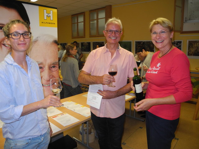 Überregional einen guten Ruf: Irene Loimer (re.) und Luise Wegmann vom Weingut Josef Loimer mit Hilfswerk-Vorsitzenden Werner Preiss.