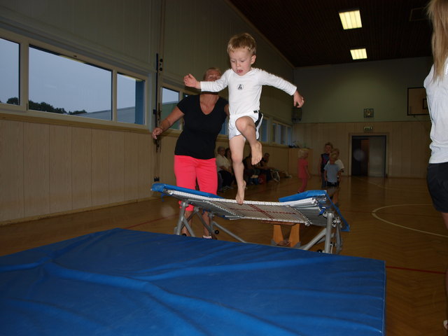Der 3-jährige Xaver Pochendorfer beim Trampolinsprung. | Foto: ÖTB Schärding