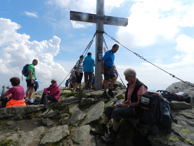 Der harte und anspruchsvolle Weg aufs Gipfelkreuz macht sich bezahlt, die Wanderer erwartet eine traumhafte Aussicht