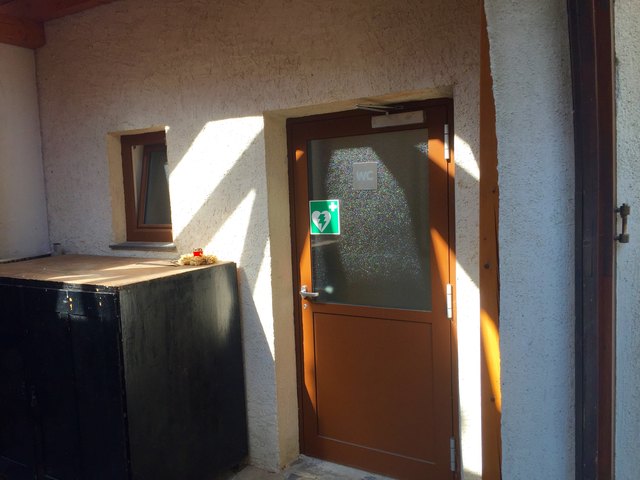 Kirche Heiligenblut: Sauberkeit: * * * * *
Kein Krümel auf dem Boden, Toilette in gutem Zustand.
"Stinkfaktor": * * * * * 
Ganz leicht abgestandener Geruch, aber sonst neutral.
Barrierefrei: * * * * 
Zwar muss man um die Kirche herumfahren, sonst barrierefrei.