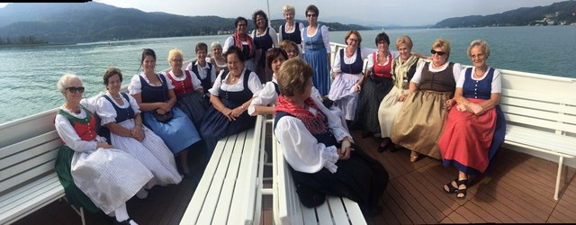 In ihren Sommerdirndln sorgten die Trachtenfrauen aus dem Bezirk Feldkirchen für Aufmerksamkeit bei ihrer Schifffahrt am Wörthersee. Ein gelungener Ausflug | Foto: KK