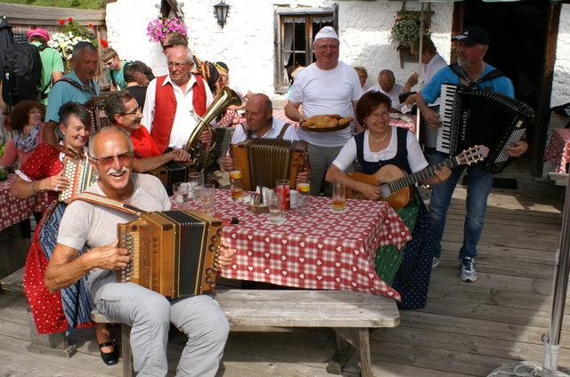 Volksmusik vom Feinsten mit dem Schärdinger Harmonikaorchester. Dritter von rechts Krapfenbäcker Josef (Sepp) Nöbauer. | Foto: Franz Gruber