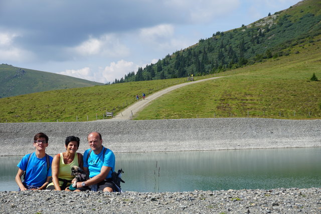 Ich brauche keine weite Reise um glücklich zu sein, mir recht schon ein Ausflug in die Berge um mit meinen liebsten auf den Bergen die Stille und Schönheit der Natur zu genießen.