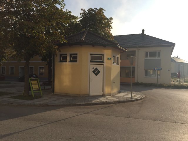 Ruprechtshofen: Sauberkeit: * * * * *
Tür beschmiert, aber sonst ist das WC sauber.
"Stinkfaktor": * * * *
Kein Uringeruch, dafür "stinkt" es aber nach Chlor.
Barrierefrei: * * * *
WC barrierefrei, Auffahrt auf Gehsteig einige Meter weiter hinten.