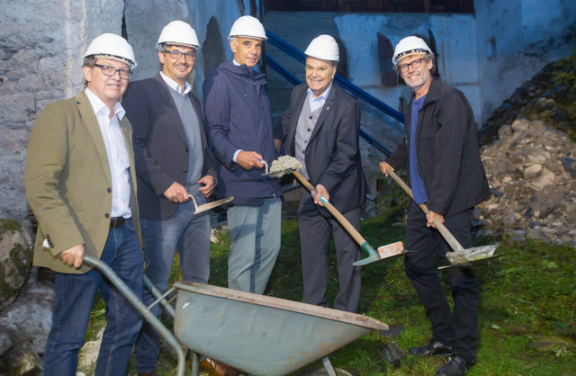 Der Heinfelser Bgm. Georg Hofman mit Planungsverbandsobmann Matthias Scherer, Wolfgang von Klebelsberg, Museumsvereinsobmann Josef Steinringer und Architekt Gerhard Mitterberger (v.l.). | Foto: Brunner Images