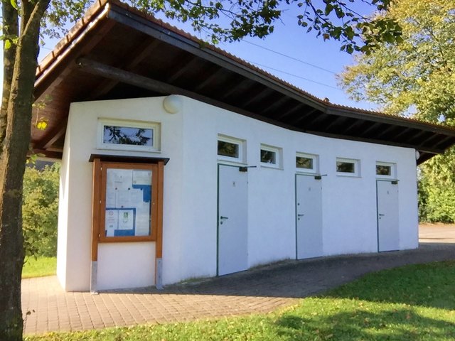 Blindenmarkt: Sauberkeit: * *
Toiletten werden zwar geputzt, leider kommen von der offenen Dachschräge Blätter und Co. rein.
"Stinkfaktor": * * * * *
Vorteil der Dachschräge: Gerüche gehen nach außen.
Barrierefrei: * * * * *
Super Anfahrt zum WC.