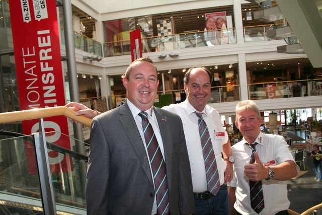 Hausleiter Hannes Plank mit den beiden Jubilaren. | Foto: Christa Notdurfter