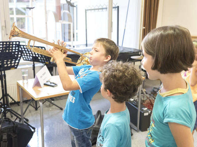 Während Kinder Instrumente ausprobieren durften, wurden Eltern zum vielseitigen Angebot der Musikschule beraten.