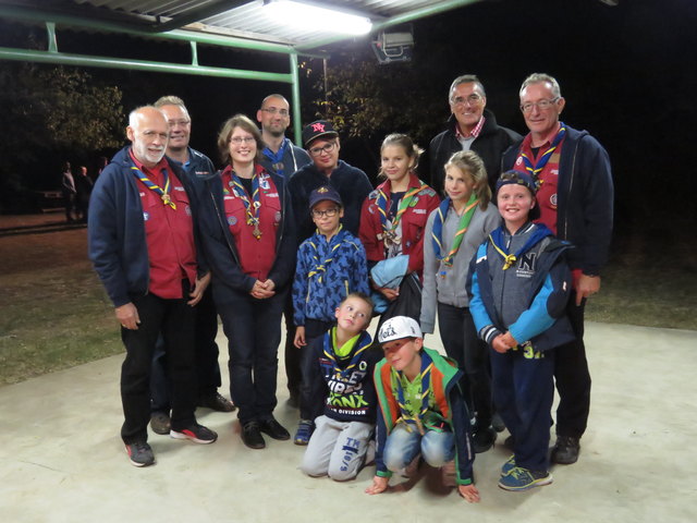 Pfadfinderobmann Christian Pohanka, VzBgm. Werner Kurz, Gruppenführerin Michaela Stemmer, Gildemeister Alexander Posch, Bgm. Ludwig Deltl, Gruppenführer Alexander Frank und die Pfadfinderkinder verbrachten einen gemütlichen Abend am Lagerfeuer.