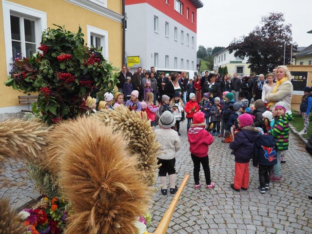 Die Kindergartenkinder leisten stets einen musikalischen Beitrag bei der Weihe der Erntekrone. | Foto: Ludwig Riepl