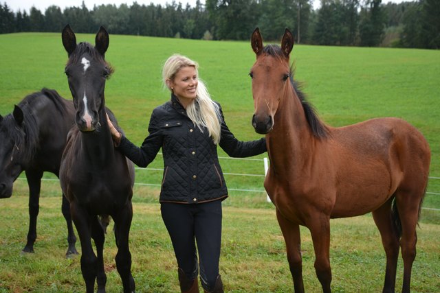 Claudia Wimberger mit drei ihrer spanischen Freunde. | Foto: Erwin Pramhofer