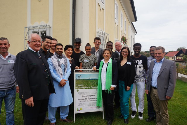 Michael Riener, Maria Höllerer, Helmut Niedermüller von der Initiative „Miteinander in Eugendorf" feierten mit Pfarrer Josef Lehenauer, Bürgermeister Johann Strasser, Bewohnern des Eugendorfer Flüchtlingshauses und zahlreichen freiwilligen Helfern das einjährige Bestehen.