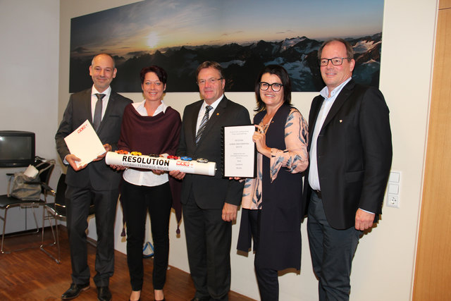 Christian Strigl (WK-Reutte), Bundesrätin Sonja Ledl-Rossmann, NR Elisabeth Pfurtscheller und Josef Huber (WK-Imst; v.l.) übergaben die Resolution an LH Günther Platter (Mitte).
Foto: WKT | Foto: WKT