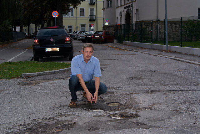 So sieht die Schreckgasse aus: Stadtrat Günther Kautz beim Lokalaugenschein. Leider heißt es für die Sanierung bitte warten.